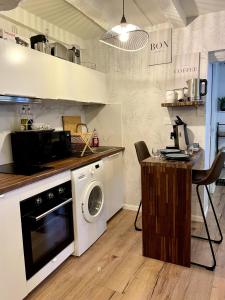 a kitchen with a washer and a washing machine at Magnifique T2 coeur de ville Port a pieds in Paimpol