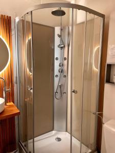 La salle de bains est pourvue d'une douche et d'une cabine de verre. dans l'établissement Magnifique T2 coeur de ville Port a pieds, à Paimpol