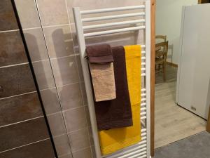 a towel rack with towels on it in a bathroom at Appartement 2/4 personnes in Bussang