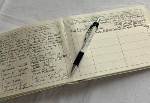 uma caneta em cima de um caderno aberto em BallyCairn House em Larne