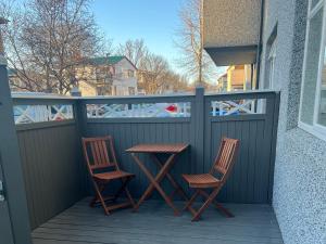 2 sillas y una mesa en el balcón en Reykjavik city center - Privat studio apartment, en Reikiavik