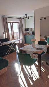 a living room with a dining table and chairs at Apartament Między górą a rzeką Trybsz in Trybsz