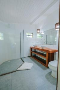 a bathroom with two sinks and a toilet in it at Pousada Fruta Pão in Barra Grande