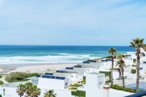 AmoreiraにあるPenthouse, vista mar e piscina, Praia del Rey, Óbidos, A12の白い建物とヤシの木のあるビーチの空中写真