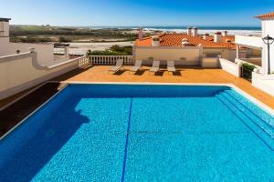 AmoreiraにあるPenthouse, vista mar e piscina, Praia del Rey, Óbidos, A12の屋上の青い大型スイミングプール