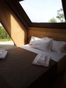 Cama grande en habitación con ventana en Glamping - La Giara en San Demetrio Corone