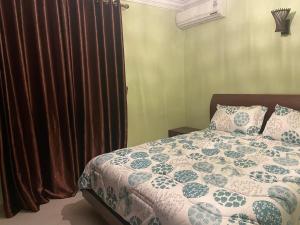 - une chambre avec un lit doté d'une couette et d'oreillers dans l'établissement Mini villa duplex, à Agadir