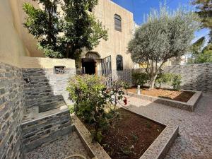 Un escalier mène à une cour. dans l'établissement Mini villa duplex, à Agadir