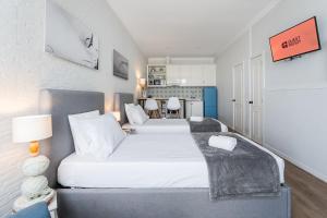 a bedroom with two beds and a kitchen at GuestReady - Maria d'Afurada in Vila Nova de Gaia