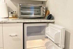 uma cozinha com uma torradeira e um micro-ondas em The Red House Fredericton em Fredericton