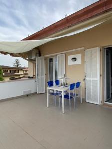 d'une terrasse avec une table et des chaises sur un balcon. dans l'établissement Appena fuori, à Misano Adriatico