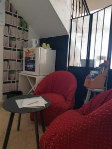 a living room with two chairs and a table at Chez Zabou in Amboise