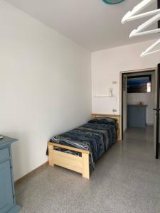 - une chambre avec un lit dans l'établissement Appena fuori, à Misano Adriatico