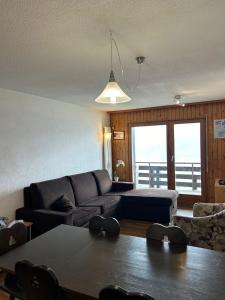 - un salon avec un canapé et une table dans l'établissement Fontanettaz V 015 - MOUNTAIN apartment 6 pers, à Veysonnaz