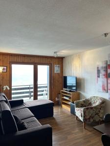 - un salon avec un canapé et une télévision dans l'établissement Fontanettaz V 015 - MOUNTAIN apartment 6 pers, à Veysonnaz