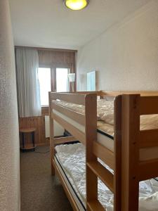 Cette chambre comprend 2 lits superposés et une fenêtre. dans l'établissement Fontanettaz V 015 - MOUNTAIN apartment 6 pers, à Veysonnaz