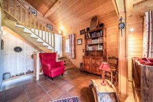 モルジヌにあるChalet L'arba clar - 4 étoilesのリビングルーム(赤い椅子、階段付)