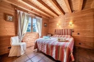 a bedroom with a bed in a wooden cabin at Chalet L'arba clar - 4 étoiles in Morzine