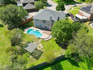 Bazén v ubytování Wellness Oasis 5BR W Pool + Huge Yard + Fire Pit nebo v jeho okolí
