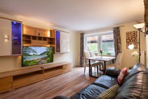 Televízia a/alebo spoločenská miestnosť v ubytovaní Alpenlodge, Ferienwohnung 14