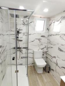 une salle de bain avec toilettes et douche dans l'établissement Elegant 4 beds near train station upto 10 Pax, Castellón de la Plana