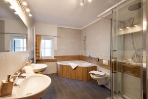bagno con vasca, lavandino e servizi igienici di Familienfreundliche Ferienwohnung mit eigener Terrasse, FeWo 8 a Thiersee
