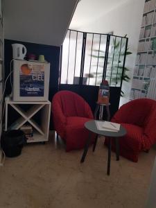 sala de estar con 2 sillas y mesa en Chez Zabou en Amboise