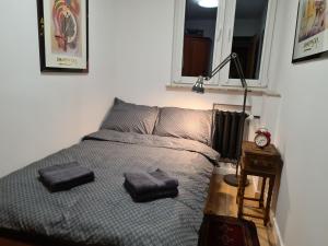 Säng eller sängar i ett rum på Apartament Retro Bolesławiec