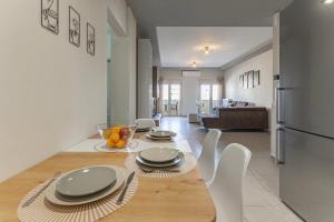 kuchnia i salon ze stołem i krzesłami w obiekcie Hersonissos City Center w mieście Hersonissos
