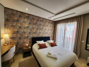 Postel nebo postele na pokoji v ubytování The Twenty-Six Palmier by IB Signature - Design 1Bedroom Apt with Wifi, Parking, Self check-in, 24 x7 Security - City View with terrace - Walk to Cafes! City Centre, Tram + 22 fotografií