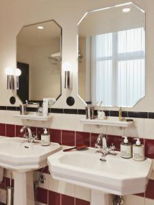 A bathroom at Hotel Bella Grande