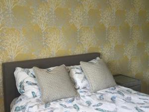 Un pat sau paturi într-o cameră la Caroline's One Bedroom House in Northampton