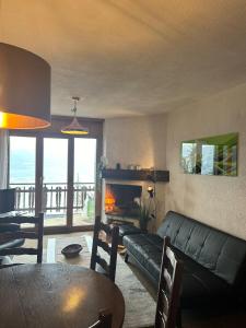 ein Wohnzimmer mit einem Sofa und einem Kamin in der Unterkunft Melezes K SKI LIFT & NATURE apartments by Alpvision Résidences in Veysonnaz