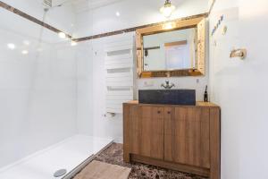 een badkamer met een wastafel en een spiegel bij Appartement centrum 5 in Oostende +30 foto's