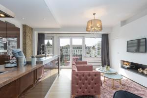 een keuken en een woonkamer met uitzicht op de stad bij Appartement centrum 5 in Oostende