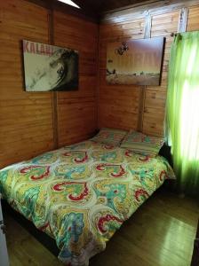 ein Schlafzimmer mit einem Bett in einer Holzhütte in der Unterkunft Romantic Cabin Home ! in Bogotá