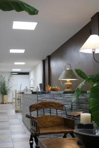 hol z ławką i licznikiem z lampką w obiekcie Hotel Quebrachales w mieście San Salvador de Jujuy