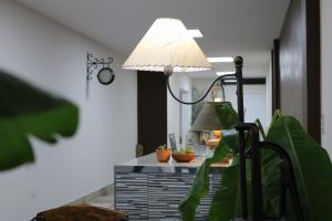 lampa siedząca na stole w pokoju w obiekcie Hotel Quebrachales w mieście San Salvador de Jujuy