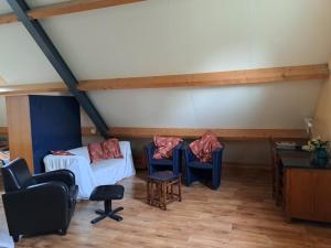 Sala de estar con 2 sofás y mesa en de Boomgaard Groene Hart, en Polsbroekerdam