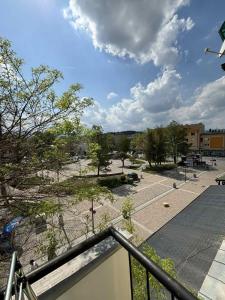 - Balcón con vistas a una pista de tenis en Apartman Centar en Kuršumlija