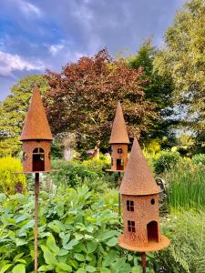 a group of bird houses in a garden at B&B au 27 in Stavelot