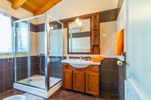 Koupelna v ubytování Ferienhaus für 8 Personen und 2 Kinder in Segotici, Istrien Südküste von Istrien