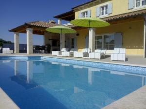 Bazén v ubytování Ferienhaus für 8 Personen und 2 Kinder in Segotici, Istrien Südküste von Istrien nebo v jeho okolí + 14 fotografií