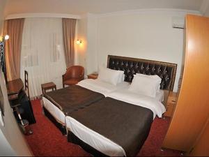 イスタンブールにあるパレス ポイント ホテルのホテルルーム内のベッドルーム1室(大型ベッド1台付)