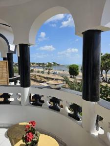 a balcony with a table and a view of the beach at Brise de Mer Appartement meublé in Djibouti