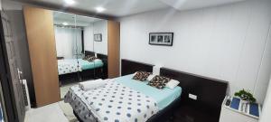1 dormitorio con cama y espejo en Habitación en centro de Barcelona, en Barcelona