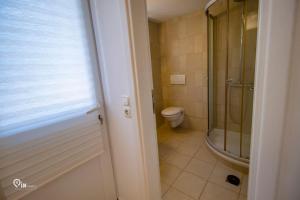Ein Badezimmer in der Unterkunft 'Alexander' Seaside House With View In Nea Makri