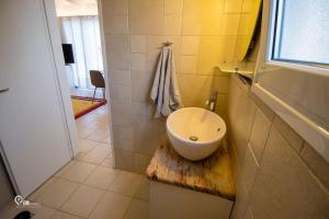 Ein Badezimmer in der Unterkunft 'Alexander' Seaside House With View In Nea Makri