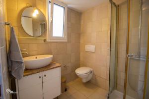 Ein Badezimmer in der Unterkunft 'Alexander' Seaside House With View In Nea Makri