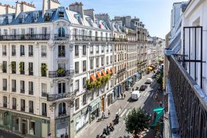 einen Blick über eine Straße mit Gebäuden in der Unterkunft Hôtel Basss in Paris